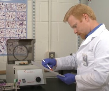 Клиника лечения наркозависимости в Шуе Врач в кабинете клиники