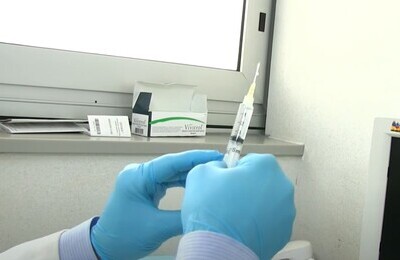 Проведение кодирования Вивитролом в Шуе Шприц с Вивитролом в руках у врача